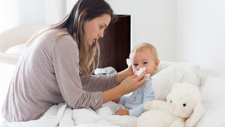 Na čistenie detských uší použite vatu a špeciálne tyčinky