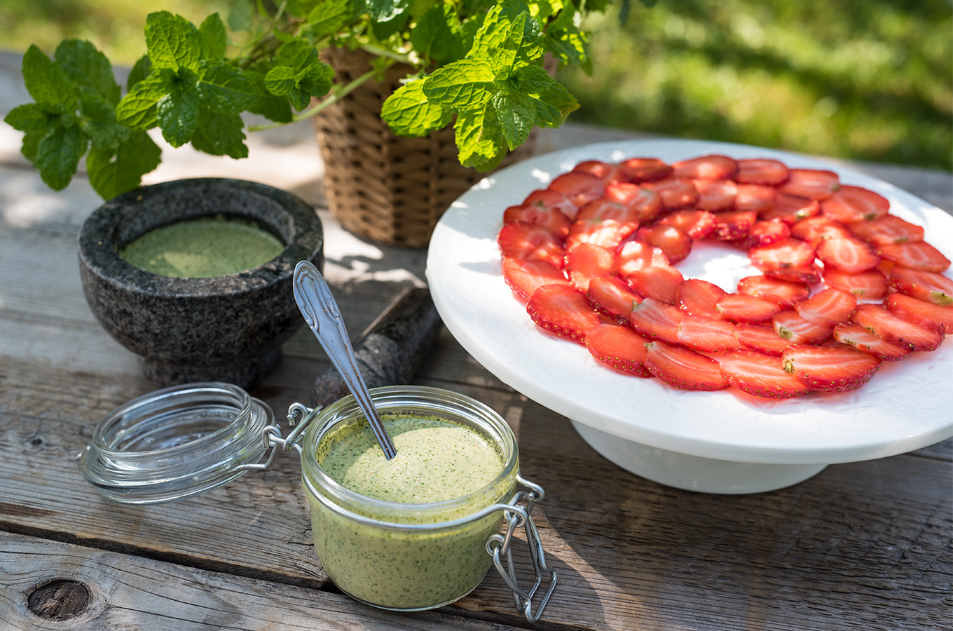 Jahodové carpaccio s mätovým pestom