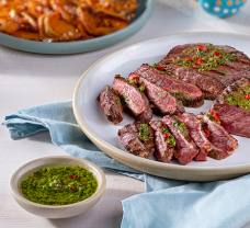 Steak s chimichurri omáčkou, pečenými batatmi a so šalátom z pečenej červenej repy, kučeravého kelu a mandlí