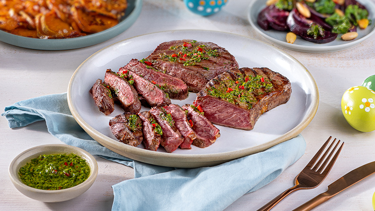 Steak s chimichurri omáčkou, pečenými batatmi a so šalátom z pečenej červenej repy, kučeravého kelu a mandlí