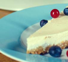 Vanilkový tvarohový cheesecake s čerstvým ovocím 