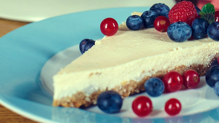 Vanilkový tvarohový cheesecake s čerstvým ovocím 