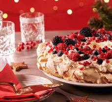 Pavlova torta s mascarpone v tvare vianočného venca